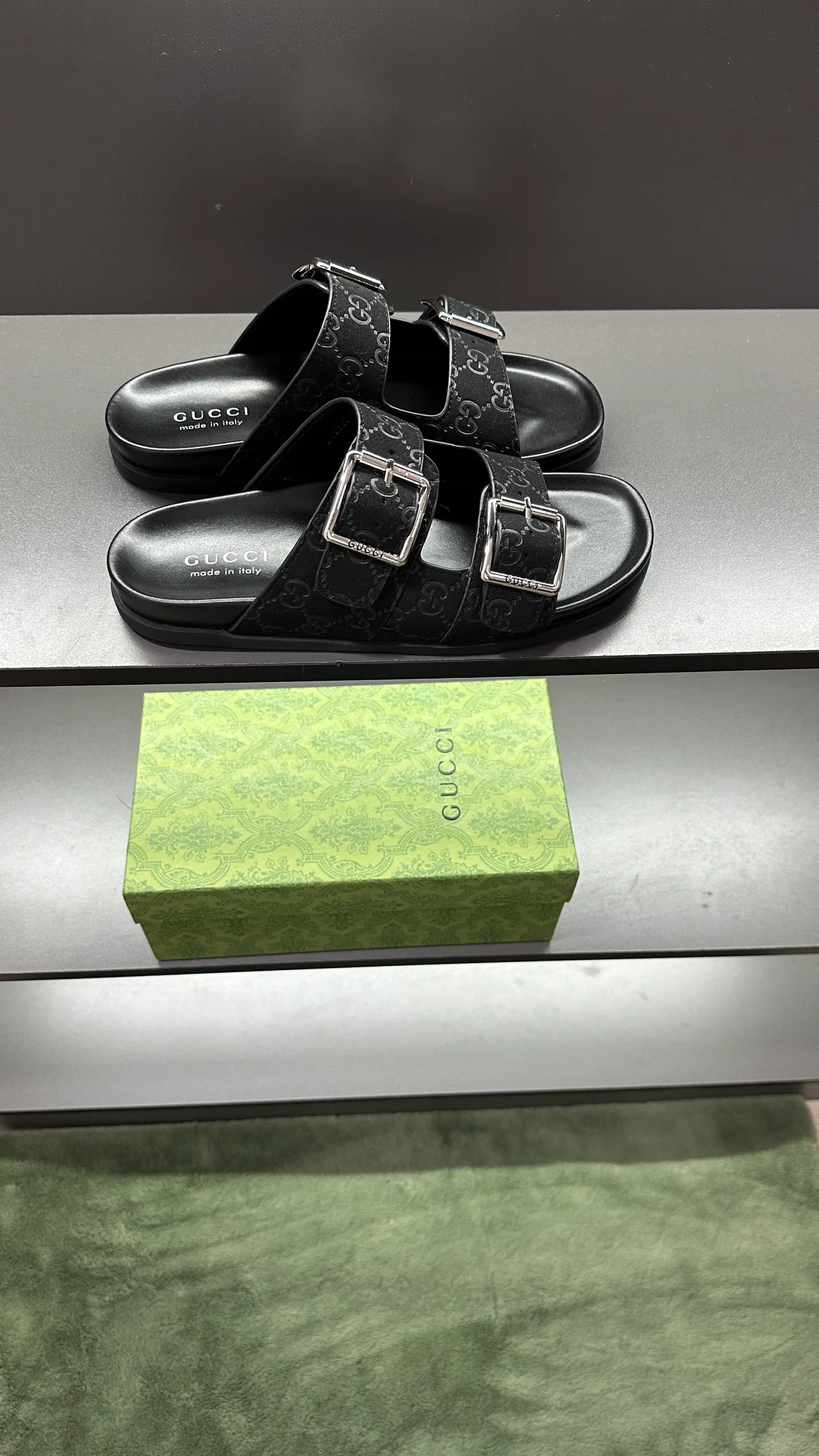 [G Home New Style] P: 320💰Men's size 39~45, (46. Customized) This slipper is made of GG polyester fiber and is decorated with a Gucci label on the front, which adds a striking logo feel to the style. "Gucci Made in Italy" stamped label Rubber sole Flat Made in Italy